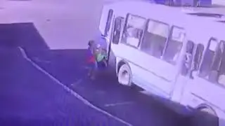 Автобус протащил по земле зажатую дверью девочку. ПАЦАНЫ КРАСАВЧИКИ!!!