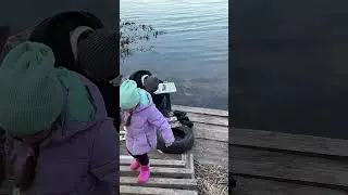 Лиза рисует на берегу Волги.
