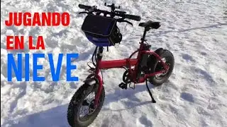 fat bike plegable en la nieve.