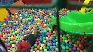 al parque de bolas!!!