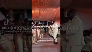 L'entrée du mariage de la soeur de Eunice Zunon avec les filles et les garçons d'honneur