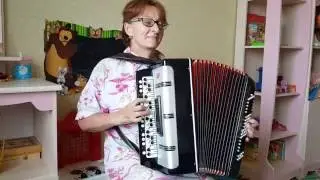 Тёща играет на баяне Ивушку