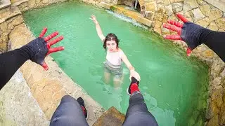 SPIDER MAN CAN'T GET RID OF THE NEIGHBOR GIRL IN LOVE (Spiderman Action Parkour pov chase)