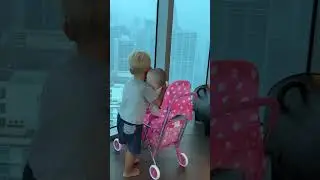Малыш с удовольствием играет с куклами пока на улице идет дождь 