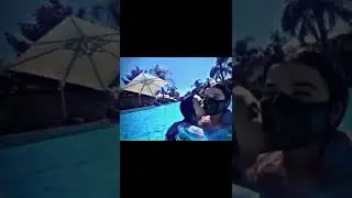 Амина писает в бассейн