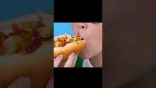 девушка съедает гору хот-догов