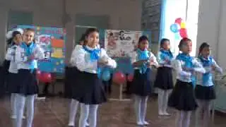 Школьный танец учат в школе