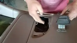 Как снять ручку распашной двери Крайслер Вояж