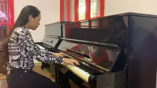 Cô giáo xoả tóc thả hồn phiêu lãng bên cây đàn Yamaha U1 trị giá 40 triệu