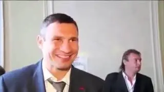 Кличко не выдержал, тупанул и ударился головой, БУМ-БУМ-БУМ.
