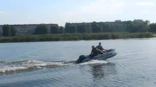 лодка хантер  335 под мотором 9.8
