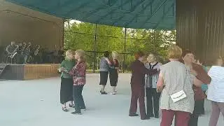 В городском саду играет духовой оркестр  муз. Я. Френкеля  "Вальс расставания"