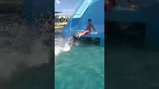 escurrendo no escurregador grande com minha irmã esther