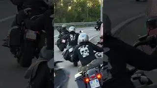 attraverso la dogana con 80 moto #motoviaggi
