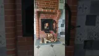 Огонь трещит в печи