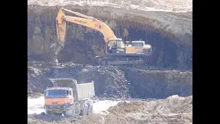 Hyundai R480LC-9S грузит самосвалы-вездеходы