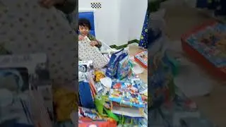 super emocionado abriendo sus regalos