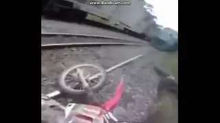 Жесть!!! Нас чуть на пит байке не сбил ПОЕЗД!