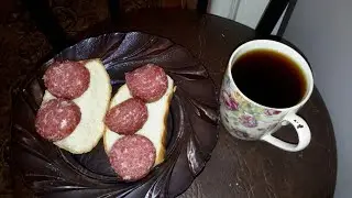 МУКБАНГ.  КУШАЮ БУТЕРБРОДЫ С КОЛБАСОЙ И ПЬЮ ЧАЙ