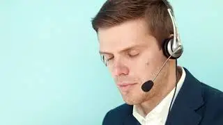 man solves the problem of the customer call center 2