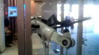 Робот балуется с самолетиком