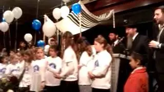 Kinder bei der Thora Einweihung