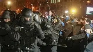 Митингующие бьют Беркут Киев 19.01.2014