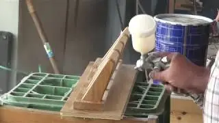 Cabide de madeira para casacos e chapéus