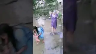 tante mandi di kali sambil gosok gosok