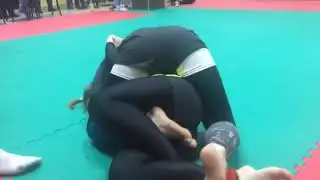 Красотка из Курска ломает своих соперниц и даже не успевает вспотеть!