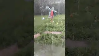 Танцующая под дождем.