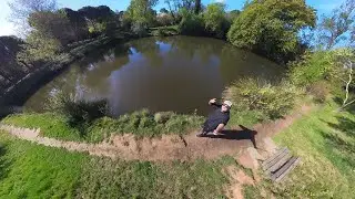 Un gros poisson dans ce petit TROU d'eau