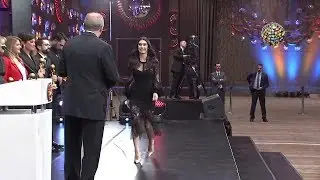 Mini etek ile gelen Burcu Kıratlı ödül törenine damgasını vurdu