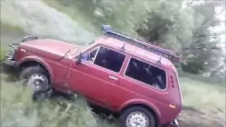 Лада нива 4х4  покоряет крутую горку