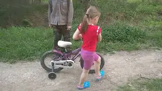 Маруся учится рулить)))