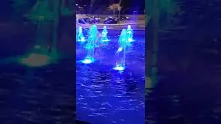 Ночные фантаны на Киевском вакзале очень красивые