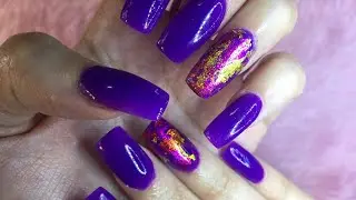Uñas acrílicas moradas con foil (Acrylic Nails)