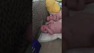 Двойня голопопим возмущаемся