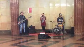 Cranberries на электродудочке в московском метрополитене