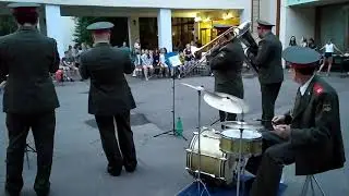 Военный ансамбль выступает для детей - звучит песня «Пилоты»