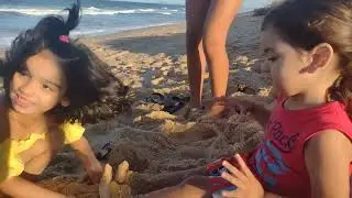 Lala e Theo curtindo uma praia