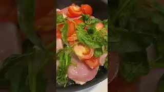 Курочка с помидором и шпинатом 