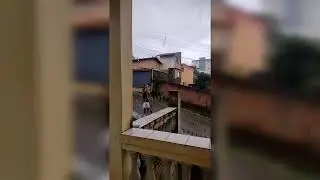 Primeiro banho de chuva da Duda