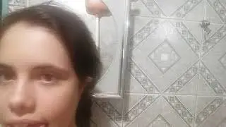 Olhando minha irmã  tomando banho  kkk