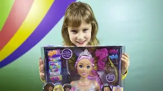Милана распаковывает Barbie, голова для причесок с аксессуарами.