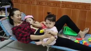 Linda mãe amamentando bebê minúsculo Vietnã vida privada de ama uma mãe # 4