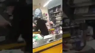 РАЗГРОМИЛ ТОПОРОМ КАССУ В МАГАЗИНЕ