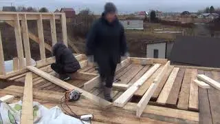 Поднимаем фронтальные стены каркасного дома