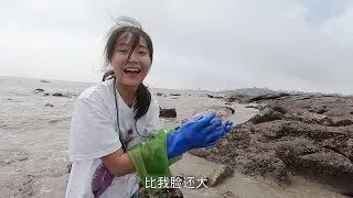 皮皮在无人岛发现鱼窝，底下鱼一条比一条大，皮皮急忙拿下这块大窝