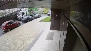 Грузовик с продуктами врезается в стену дома в 3 м микрорайоне